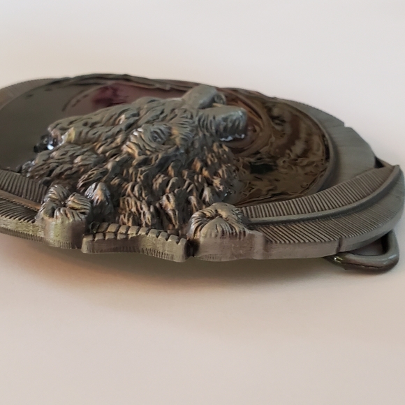 New wolf howling at moon feathers belt buckle - Picture 4 of 8